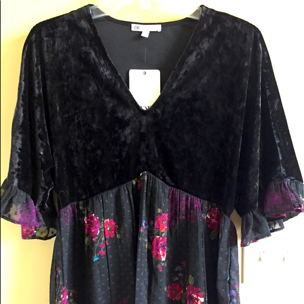 NWT Designed by Daniel Rainn black floral top